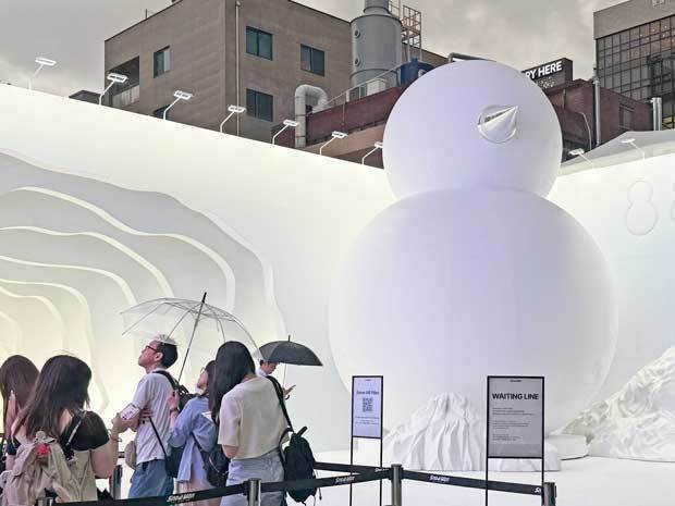 入り口に設置された巨大な雪だるまのオブジェは付近を通りがかる人々の目を引いている＝１日、ソウル市（ＮＮＡ撮影）