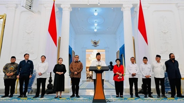 プラボウォ大統領は連日続くデモと国内情勢の悪化に関連し、国政政党の代表者らと共同で会見を開いた＝８月31日（大統領府提供）