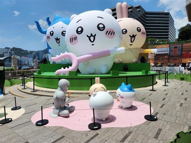 ちいかわ特別展の屋外展示。10万人を動員し、８月の香港を盛り上げた＝８月１日、尖沙咀（ＮＮＡ撮影）