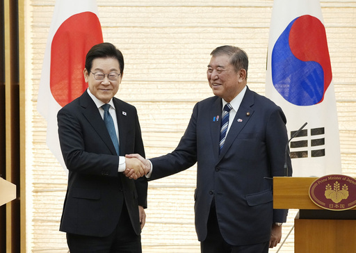 共同記者発表後、握手する石破茂首相（右）と韓国の李在明大統領＝2025年８月23日、首相官邸（共同）