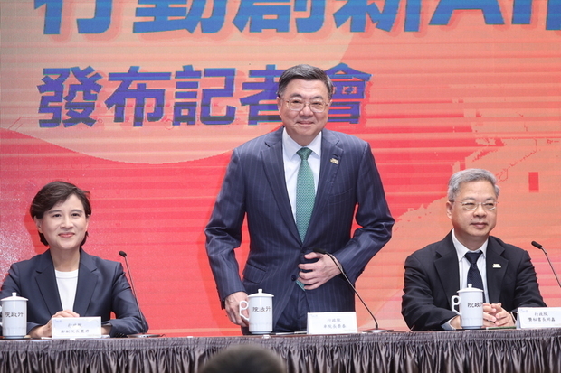 行政院（内閣）の卓栄泰院長（首相、中央）は８月28日、頼清徳総統就任後初の内閣改造で入れ替わった主要メンバーと共に記者会見した（中央通信社）