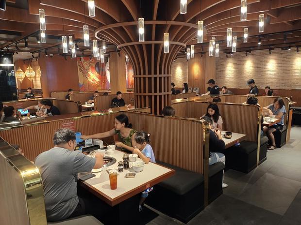 ファミリー客らでにぎわう店内＝１日、首都圏パサイ市（ＮＮＡ撮影）