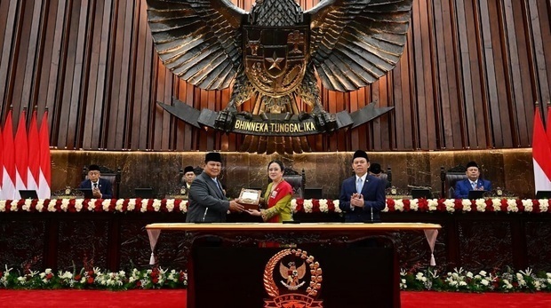 プラボウォ大統領は2026年度国家予算案をプアン国会議長に手渡した＝15日（大統領府提供）