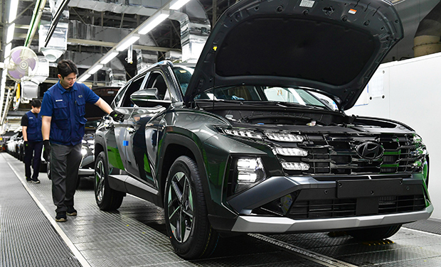 現代自の蔚山工場（蔚山市）で同社の従業員がスポーツタイプ多目的車（ＳＵＶ）「ツーソン」を生産している＝韓国（同社提供）