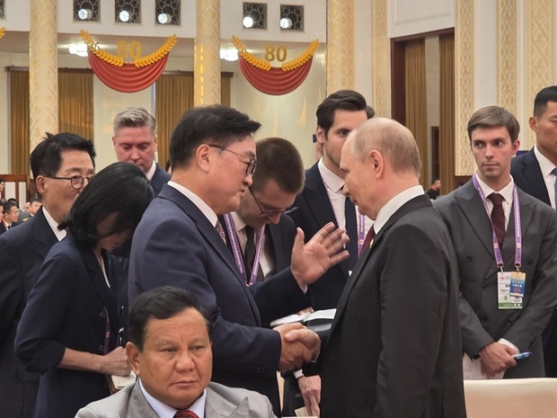 ロシアのプーチン大統領（右）と握手を交わす禹元植国会議長（国会議長室提供）