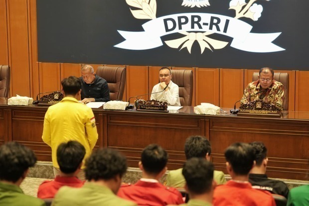 スミフ国会副議長らは３日、学生団体の代表と会った（国会提供）