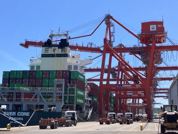 カンボジア唯一の深水港シアヌークビル港。タイからの貨物が増え、７月のコンテナ取扱量は単月で過去最高となった＝８月（ＮＮＡ撮影）

