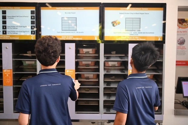 シンガポールの小・中学校で十数校が来年１月からセントラルキッチン方式での給食に切り替える（ ST PHOTO: AZMI ATHNI）