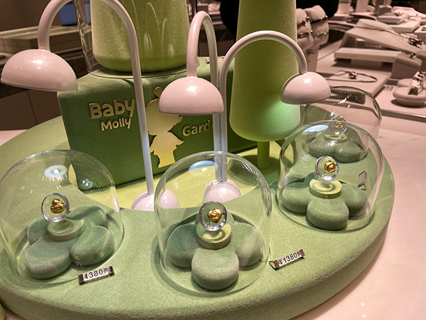 ポップマートのジュエリー店「popop」には人気ＩＰ「ベビーモリー（Baby Molly）」をモチーフにした金製品が並ぶ＝16日、上海市