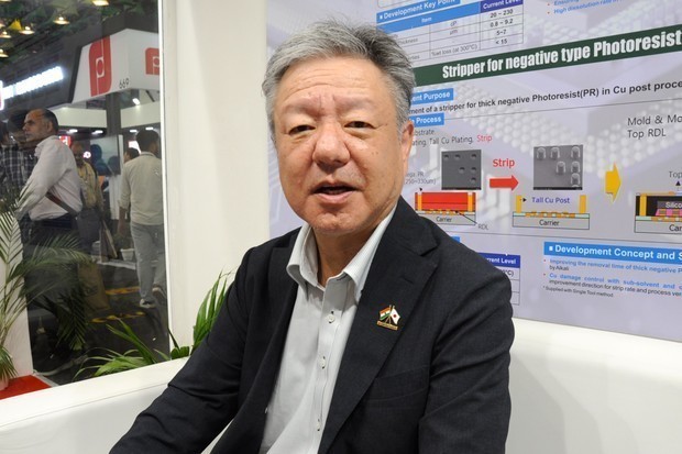 ＮＮＡの単独取材に応じる住友化学の半導体材料事業部、田中聡部長＝９月、インドの首都ニューデリー（ＮＮＡ撮影）