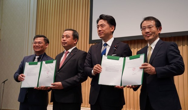 調印式の様子。右から２人目が小泉進次郎農相、右端が伊藤忠商事執行役員食料カンパニープレジデントの宮本秀一氏（伊藤忠商事提供）