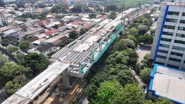 ジャカルタ軽量軌道交通の建設工事が進むプラムカＢＰＫＰ駅（ワスキタ・カルヤ提供）