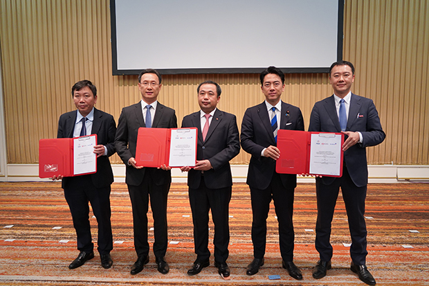 ヴィエティンバンクと三菱ＵＦＪ銀行、ＰＳＡＶは小泉進次郎農相（右から2人目）の立ち会いの下で覚書締結を発表した（ヴィエティンバンク提供）