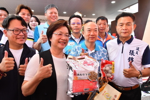 王惠美・彰化県長（前列左２）が７日、彰化県員林市で開幕した「羊肉節＝ヤギ肉フェス」で県産品をＰＲした（同県政府提供）