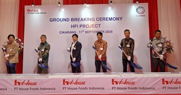 ハウスフーズインドネシアのカレールウ工場の地鎮祭に出席した同社の城地社長（左から３人目）ら関係者＝11日、西ジャワ州（ＮＮＡ撮影）