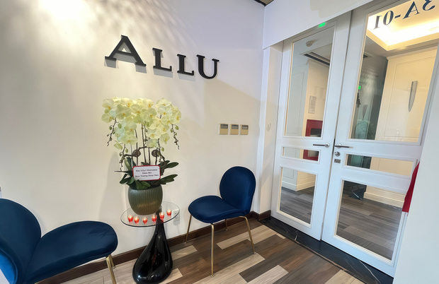バリュエンスホールディングスは、南部ホーチミン市でブランド品買い取り店「ＡＬＬＵ（アリュー）」を出店した（同社提供）
