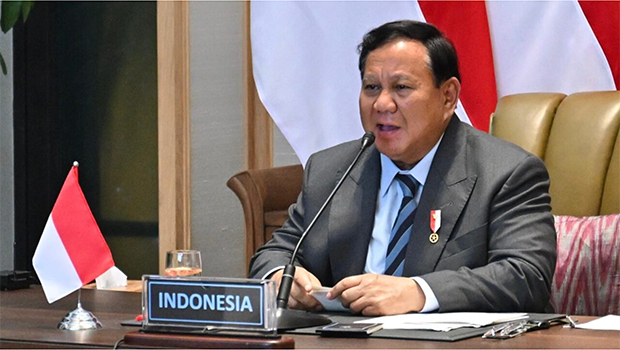 ＢＲＩＣＳの首脳級オンライン会議に臨むプラボウォ大統領＝８日、インドネシア・ジャカルタ（大統領府提供）