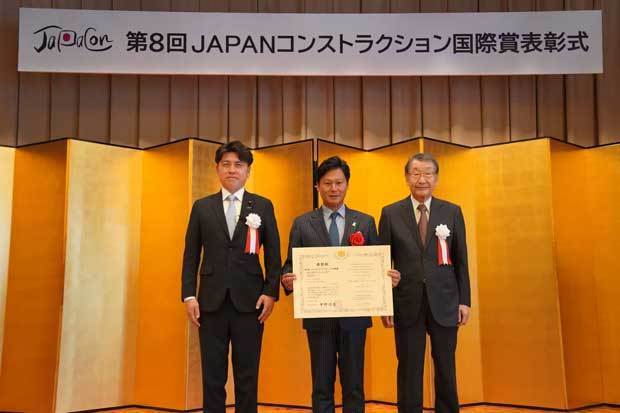 べカメックス東急のマンションが中野洋昌国土交通相（左）から表彰を受けた（東急提供）