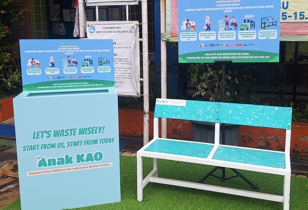 中学校に設置したプラスチックごみ用の回収ボックス（左）と、回収したプラごみを利用して再生した椅子（ＮＮＡ撮影）