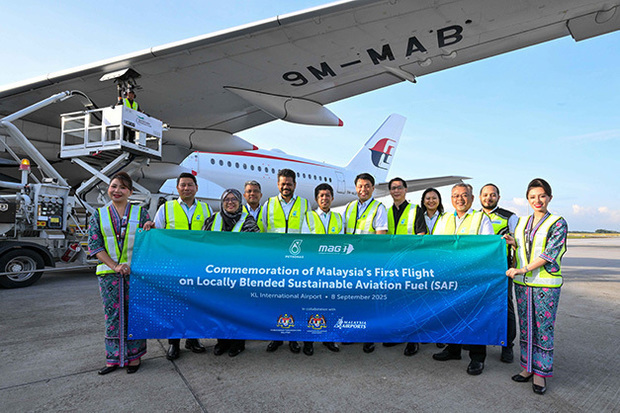 ペトロナスはマレーシア航空向けに国内で混合した持続可能な航空燃料（ＳＡＦ）を初納入した（ペトロナス提供）