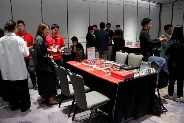 「日本・タイ・スポーツ・ビジネス・ネットワーキング・デイ」の会場に設置した浦和レッズのブース＝12日、首都バンコク（ＮＮＡ撮影）