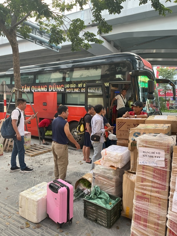 ハノイからのバス乗車時。乗客と貨物を運ぶ＝2024年11月（筆者提供）


