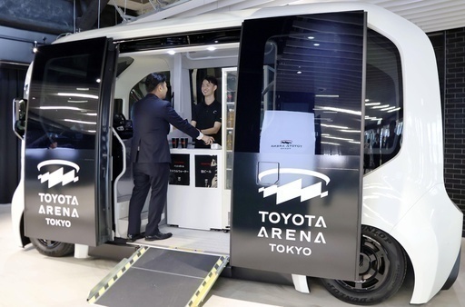トヨタ自動車の電気自動車「イーパレット」を活用した物品販売の実演＝15日、東京都江東区（共同）