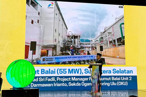 円借款で建設されたルムットバライ地熱発電所を紹介するバフリル氏＝17日、インドネシア・ジャカルタ（ＮＮＡ撮影）