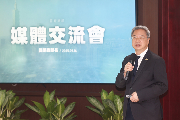 メディア交流会に臨むキョウ明キン経済部長＝16日（中央通信社）