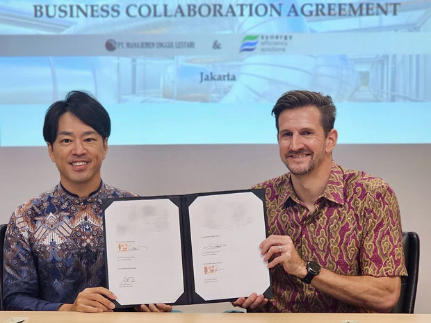 業務提携契約を締結したマナジェメン・ウングル・レスタリ（ＭＵＬ）の御手洗社長（左）とＳＥＳのスティーブ社長（ＭＵＬ提供）