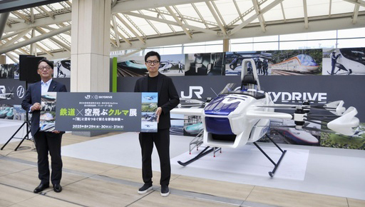 空飛ぶクルマを活用した新たな旅をＰＲするＪＲ東日本の喜勢陽一社長（左）＝８月29日、高輪ゲートウェイ駅前（共同）
