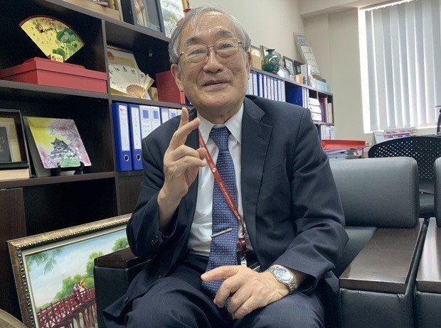 1970年代からベトナム研究に従事し、現在は日越大学の学長を務める古田さん＝24年10月、ハノイ