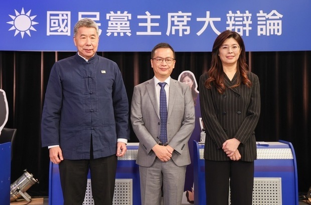 20日の候補者討論会に出席した右から鄭麗文、羅智強、張亜中の各氏（中央通信社）