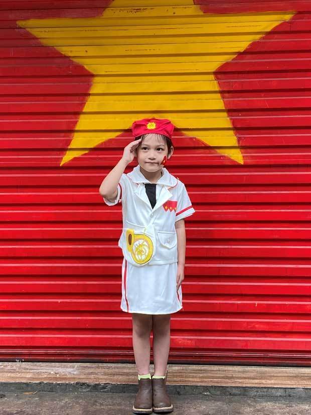 ハノイの住宅街で独立記念日に向けた写真を撮ってもらう少女（小高教授撮影）