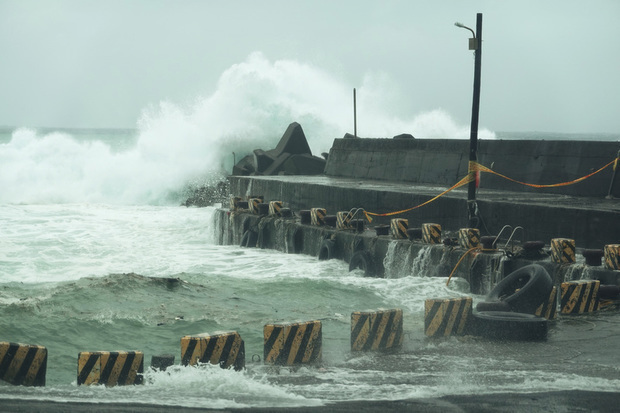 屏東県に位置するビーチリゾート、墾丁では台風18号の影響で高波が押し寄せた＝22日（中央通信社）