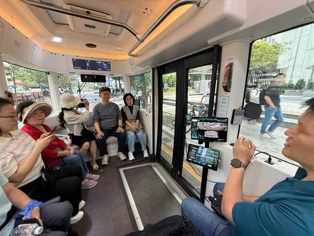 運転席のない自動運転シャトルバスには計９人が乗車できる＝23日、ソウル市（ＮＮＡ撮影）