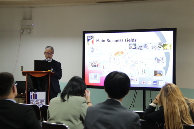 日系各社が国内外での自社の取り組みを紹介した＝23日、首都圏パサイ市（ＮＮＡ撮影）