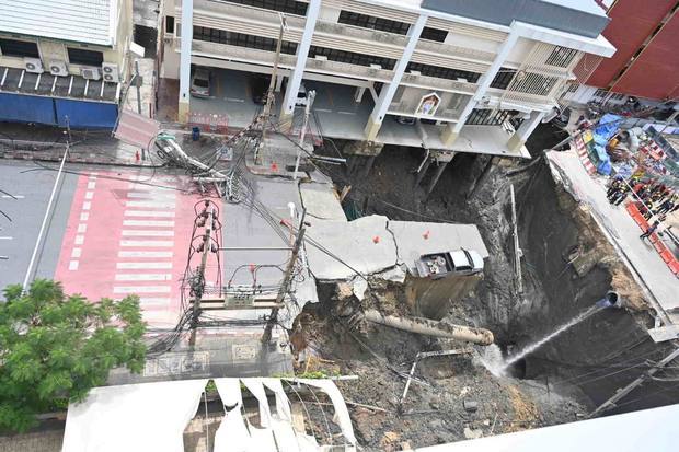 大規模に陥没した首都バンコクのワチラ病院前の道路（バンコク首都庁のフェイスブックページより）
