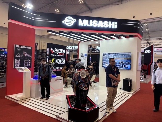 「インドネシア・モーターサイクル・ショー（ＩＭＯＳ）2025」内の武蔵精密工業ブースの様子＝９月24日、インドネシア・バンテン州（ＮＮＡ撮影）