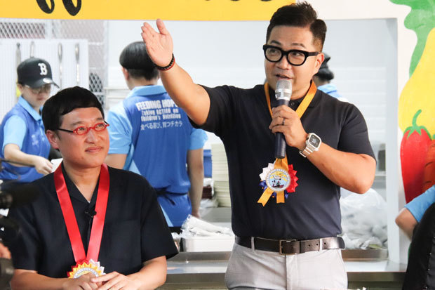 ＮＰＯアクション代表の横田さん（右）。左は南海キャンディーズの山里さん。