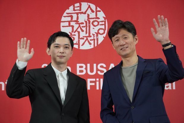 「国宝」記者会見の李相日監督（右）と吉沢亮さん（芳賀恵撮影）