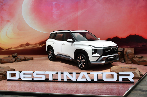 三菱自動車がインドネシア発の世界戦略車として投入した、新型ＳＵＶ「デスティネーター」＝７月、ジャカルタ特別州（ＮＮＡ撮影）