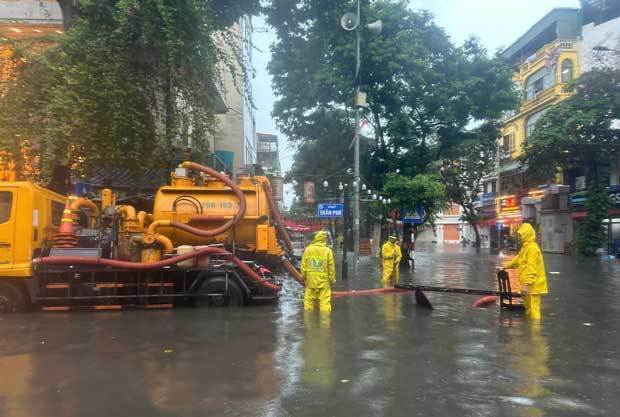 ハノイの冠水した道路ではポンプによる排水が行われた（ＶＮＡ＝ＮＮＡ）