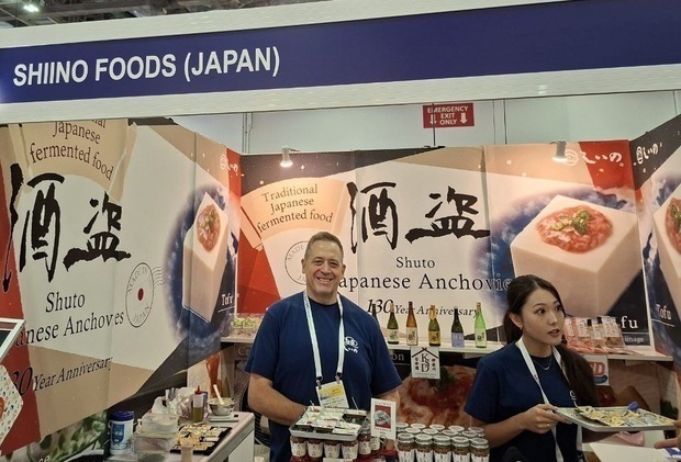 しいの食品は酒盗をはじめ日本の伝統的な水産加工品を紹介した＝９月、シンガポール湾岸部（ＮＮＡ撮影）