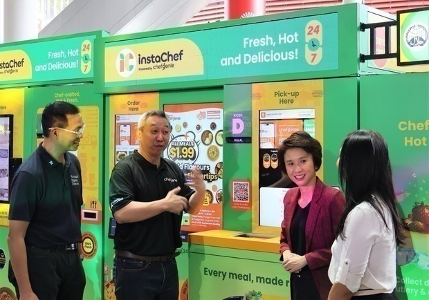 シンガポールは一風変わった自販機が普及しているが、調理済みの料理を扱う「メシ系マシン」が目を引く。ＡＩ技術を用いた実証実験の開始式。右から２人目がロー・イェンリン上級国務相＝９月９日（ＮＮＡ撮影）