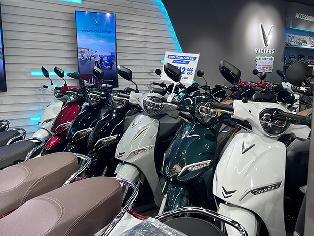電動バイクに対する関心が高まっている＝９月、ホーチミン市