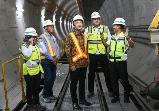 ＭＲＴ南北線の延伸工事現場を視察したギブラン副大統領（中央）＝９月29日（副大統領府提供）