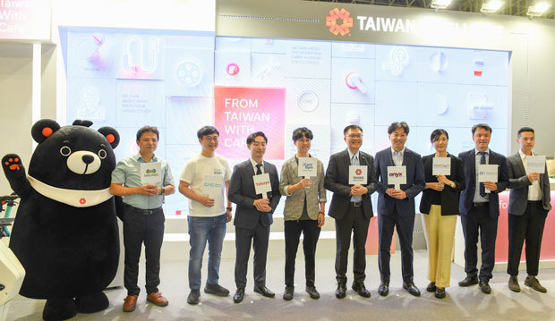 ＴＡＩＴＲＡはメディカルジャパン東京で、優れた台湾製品に贈られる台湾エクセレンス賞の受賞製品をＰＲした＝１日、千葉（ＮＮＡ撮影）