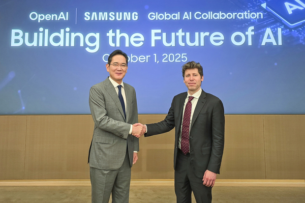 韓国サムスン電子の李在鎔（イ・ジェヨン）会長（左）とオープンＡＩのサム・アルトマン最高経営責任者（ＣＥＯ）（サムスン電子提供）