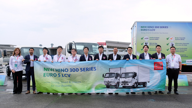 日野マレーシア販売は、欧州排ガス基準「ユーロ５」に準拠した「ＨＩＮＯ300シリーズ」の小型４輪トラックと小型６輪トラックを発売した＝１日、ヌグリスンビラン州（ＮＮＡ撮影）